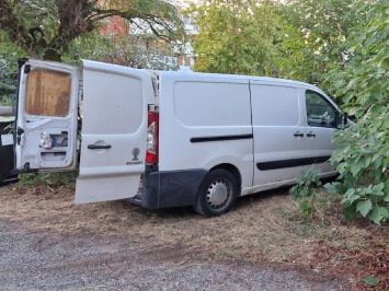 camionnette au coffre ouvert